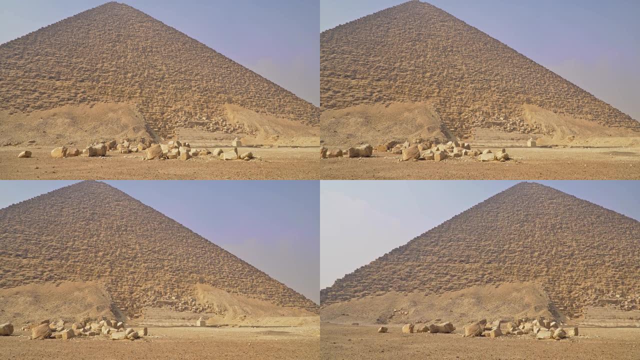 红色金字塔。红色金字塔，也称为北金字塔，是位于埃及开罗达舒尔墓地的三大金字塔中最大的金字塔。