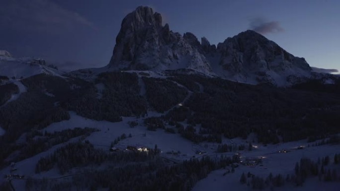 多洛米蒂瓦尔加迪纳滑雪胜地山村的空中夜景。