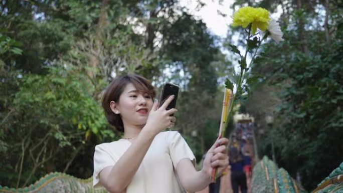 在泰国清迈寺庙举行旅行的年轻女孩