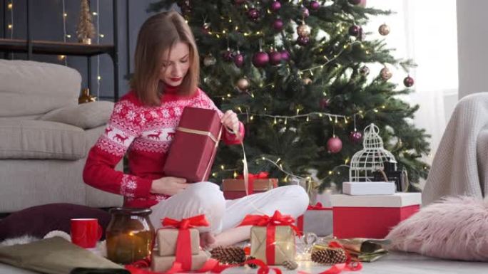 在家包装圣诞礼品盒的女人