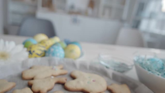 复活节饼干，装饰鸡蛋和餐桌上的鲜花
