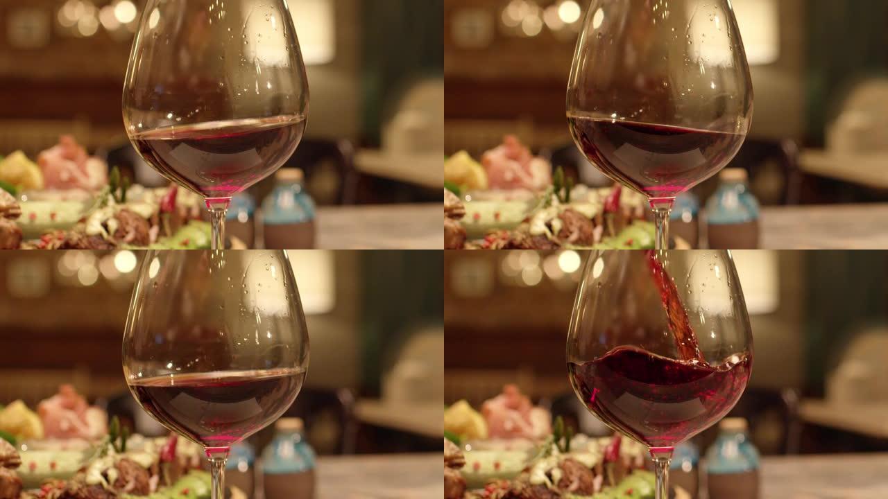 餐厅内红酒从瓶中倒入玻璃杯或高脚杯的慢动作。红酒的特写在玻璃杯中形成美丽的波浪。用红色史诗电影摄像机