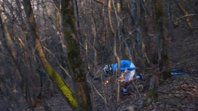 男性山地自行车手在岩石小径上被讨厌地消灭了