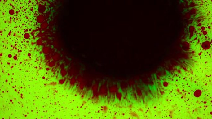 绿屏验血分析。绿色和红色墨水在表面上反应。视频描述血渍，传播疾病，使用放大的科学显微镜进行研究。油漆