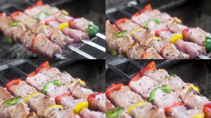 肉串上多汁、嫩的肉串。肉是用火和烟雾烤制的。烹饪美味肉的传统方式。相机移动，焦点改变。