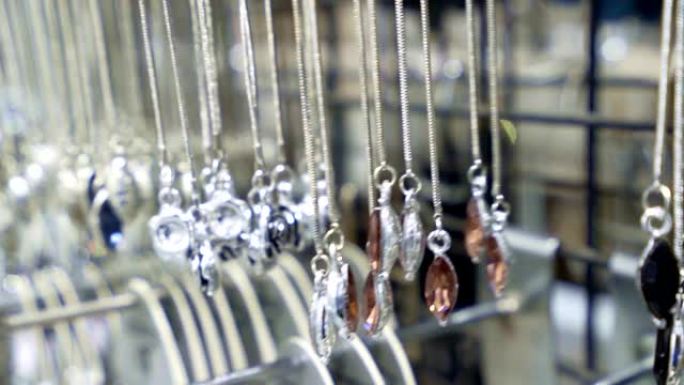 零售珠宝概念的近距离和慢动作摆动珠宝