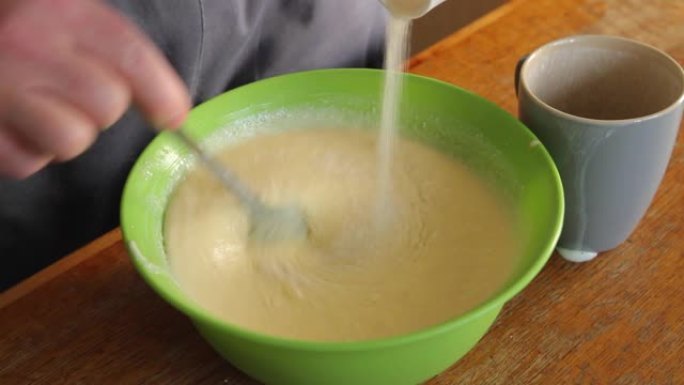 在蛋块中添加粗面粉