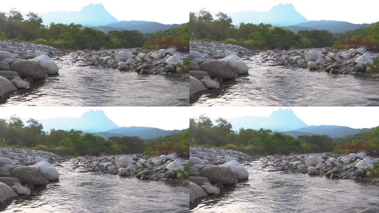 早晨风景的4k镜头河流在自然乡村的河上流动。