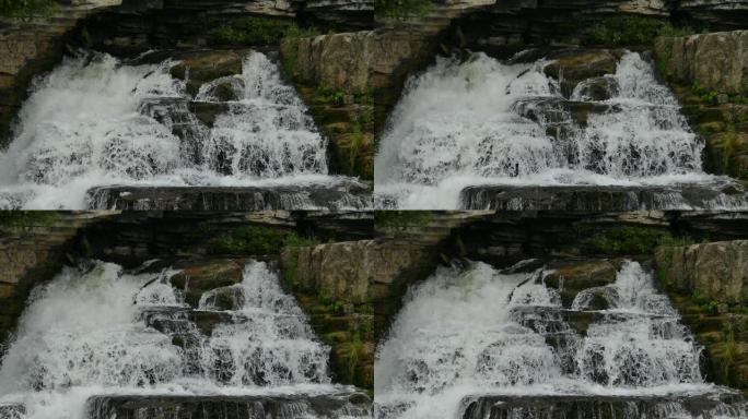 大量的水在石头上流动，并从梯级滑落