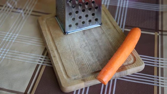 在切菜板上切胡萝卜