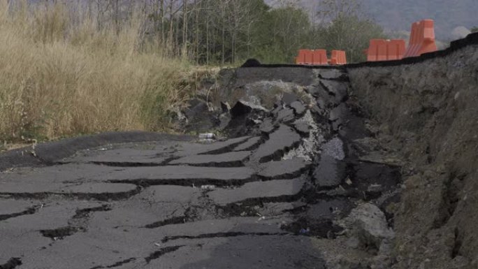 地震造成沥青路面开裂破碎