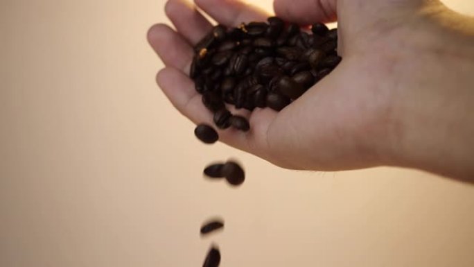 咖啡豆以4k分辨率从手中掉落