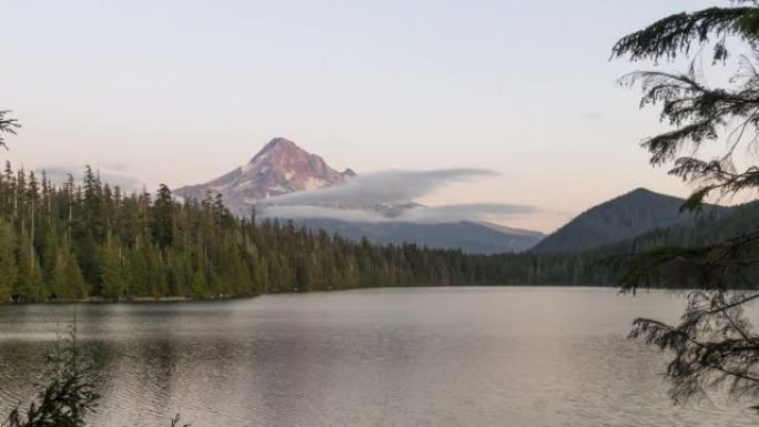 俄勒冈州胡德山 (Mount Hood) 和失落湖 (Lost Lake) 的昼夜时光倒流。