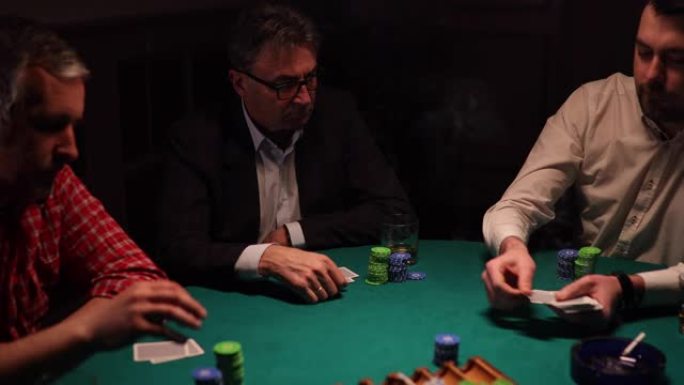 在暗室扑克游戏中，发牌人开局失败
