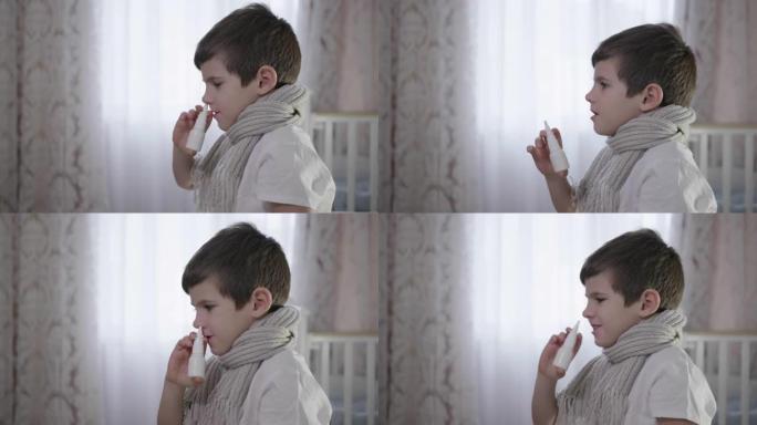 生病的男孩在鼻子鼻塞的流感期间，穿着温暖的围巾在家里的床上坐着生病的滴剂