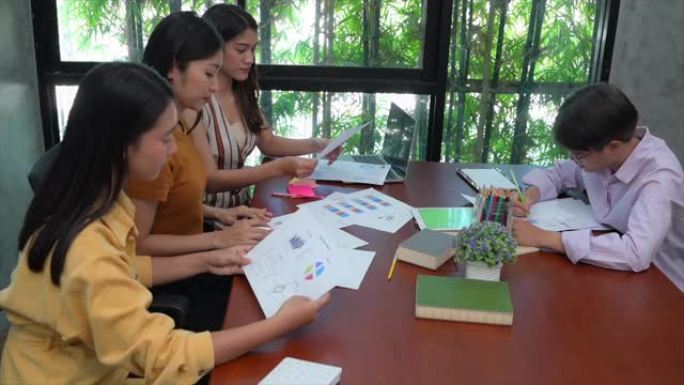 年轻的亚洲商业女性团队与现代办公室的经理在小组会议上讨论并介绍营销策略。商业财务和团队合作理念。