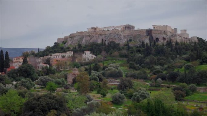 来自雅典的希腊集市，可以看到希腊伯罗奔尼的雅典卫城