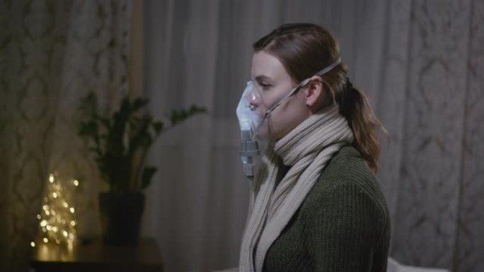 季节感冒，患有病毒或流感的不健康妇女接受药物治疗使用蒸汽吸入器在相机前看起来很累