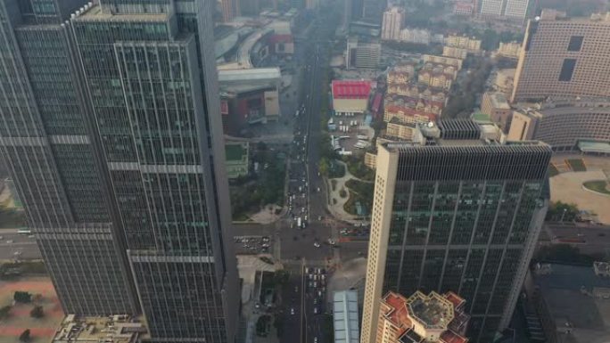 日落时间飞行在青岛市市区交通街道路空中全景4k中国