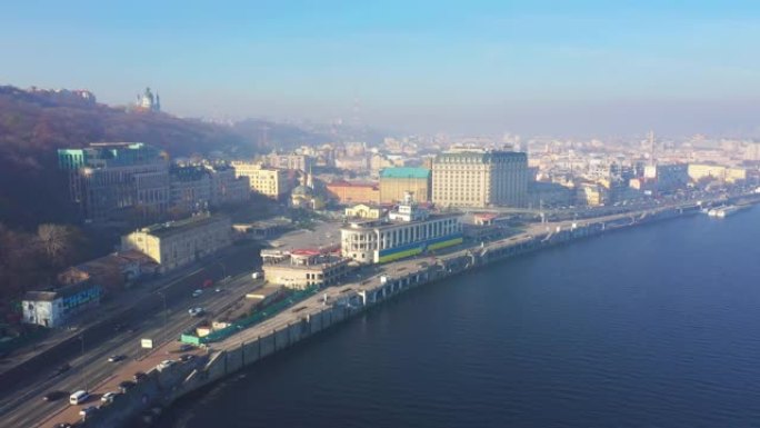 来自4k无人机的航拍视频。乌克兰基辅的地铁Poznyaki高速公路与汽车和卡车立交桥，交汇处，道路交