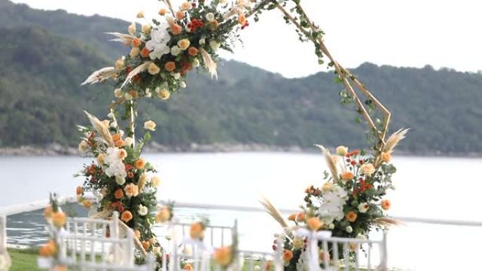 美丽的婚礼在海上举行。
