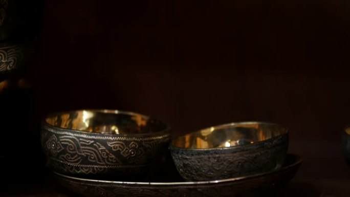在泰国创造古老的铜杯