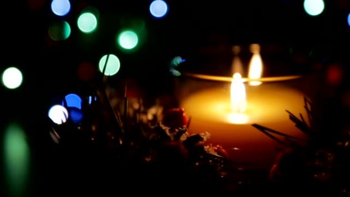 圣诞之夜，在bokeh的背景下点燃的蜡烛