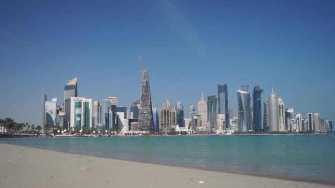 从卡塔尔多哈的海滩上看到摩天大楼的市中心