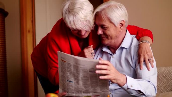 老年人在家阅读报纸