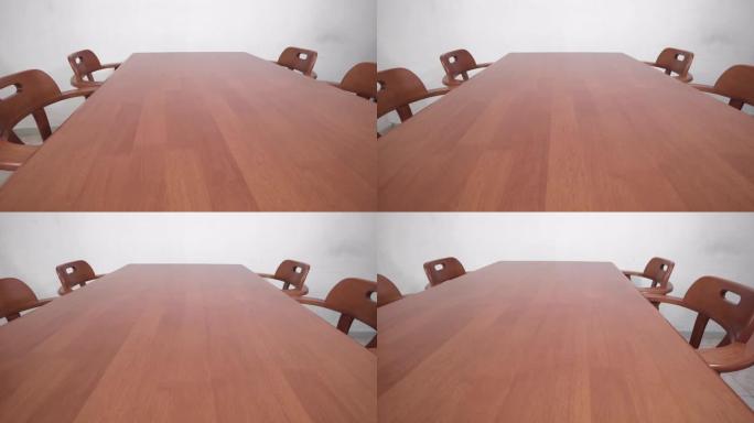 设置在房子里的木制桌子和椅子的特写镜头，滑块拍摄