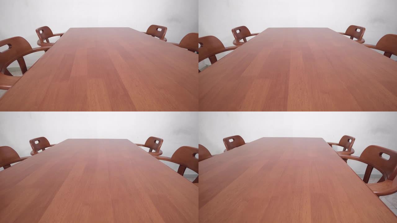 设置在房子里的木制桌子和椅子的特写镜头，滑块拍摄