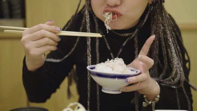 年轻的亚洲女性在东京餐厅享用晚餐japanfood