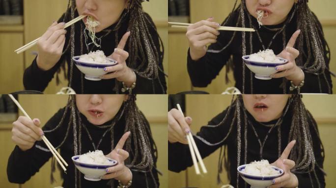 年轻的亚洲女性在东京餐厅享用晚餐japanfood