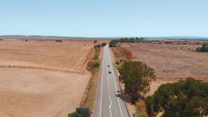 汽车在荒芜的道路上行驶，鸟瞰图