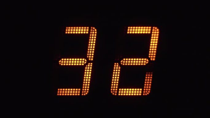 从0到99的电子显示屏上橙色数字的快速数字倒计时