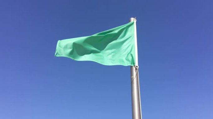 绿色小旗在蓝天下挥舞