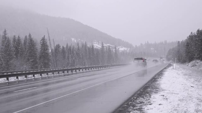 科罗拉多州山区高速公路降雪下危险驾驶