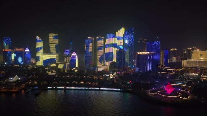 夜间照明显示青岛市市中心著名海湾广场航空全景4k中国