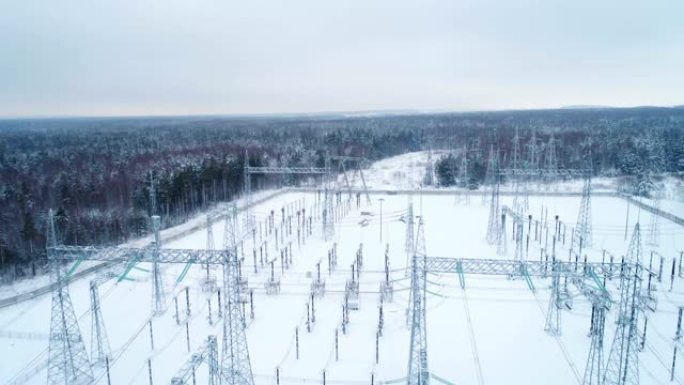 变电站向积雪覆盖的树木分配电流