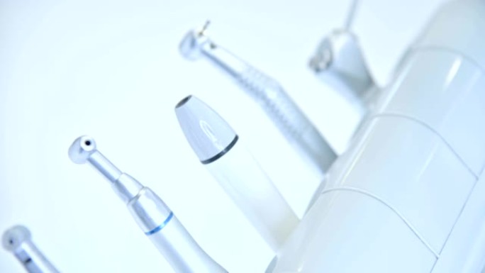 牙医办公室的专业工具特写集在支架上。高调。Stamotology概念