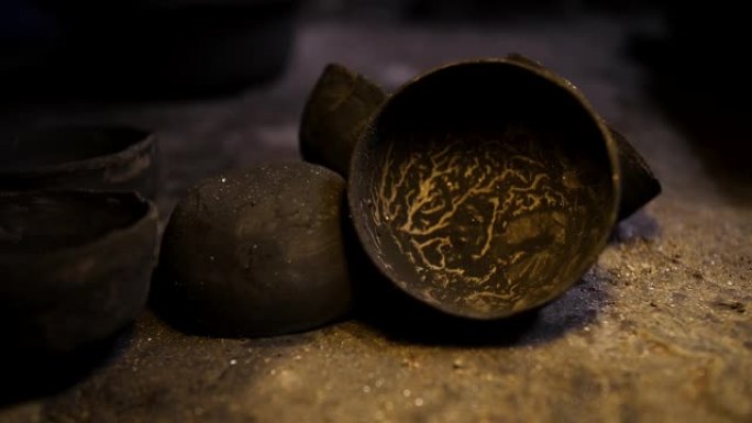 在泰国创造一个古老的铜杯。