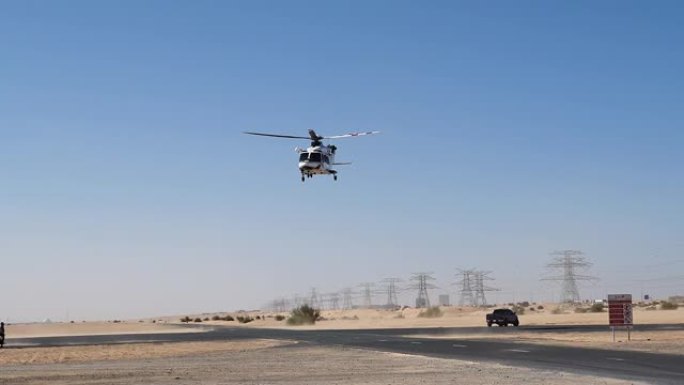 沙漠中的警用直升机。警察训练及救援行动概念。