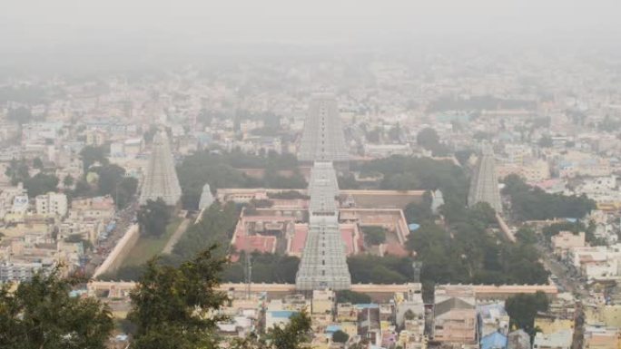 雾蒙蒙日印度蒂鲁万纳玛莱湿婆神庙的俯视图。