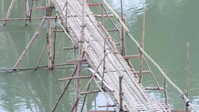 横跨河的老竹桥。不客气。先进