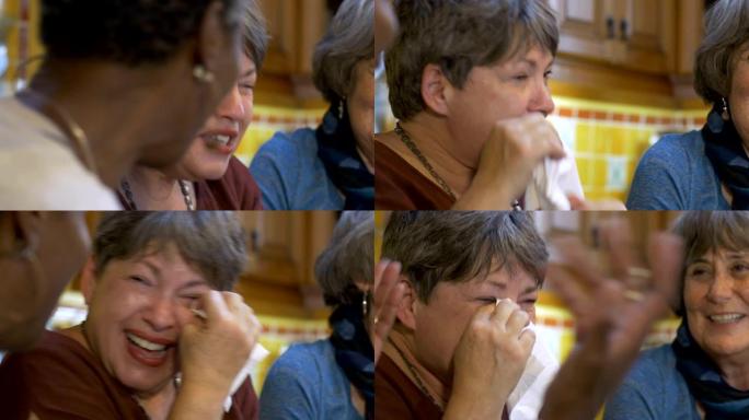 女人与另外两个60岁以上的朋友一起擦着喜悦的眼泪