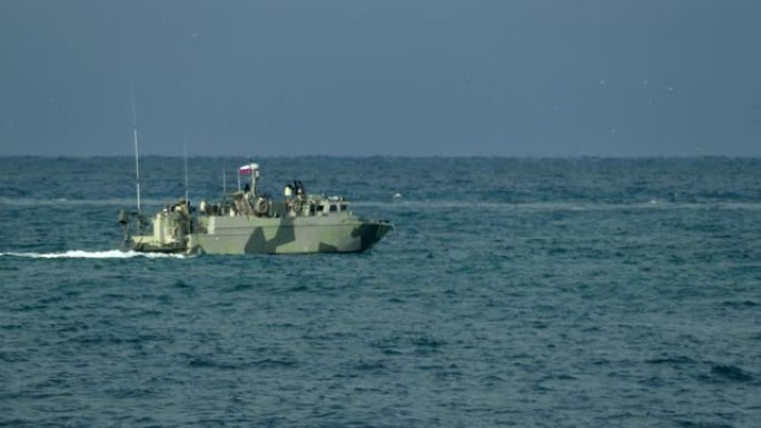 在海上巡逻的海岸警卫队军用船