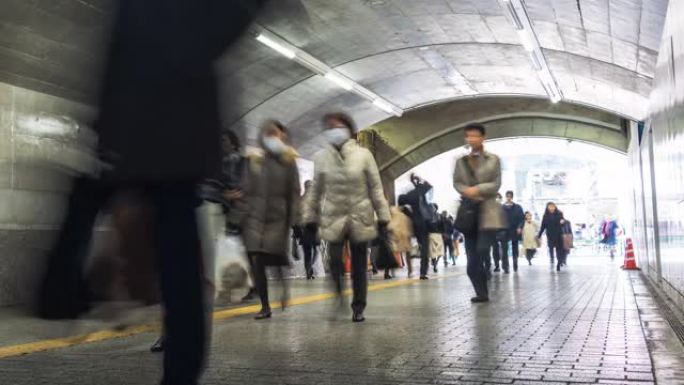 4k延时: 在火车站附近的东京市中心，高峰时段，在隧道下缩小行人人群