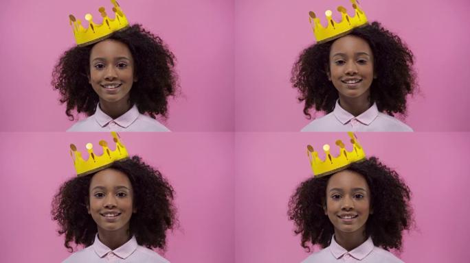 快乐的非洲裔美国孩子，纸板皇冠孤立在粉红色