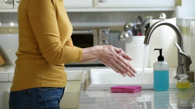女人在厨房水槽里洗手