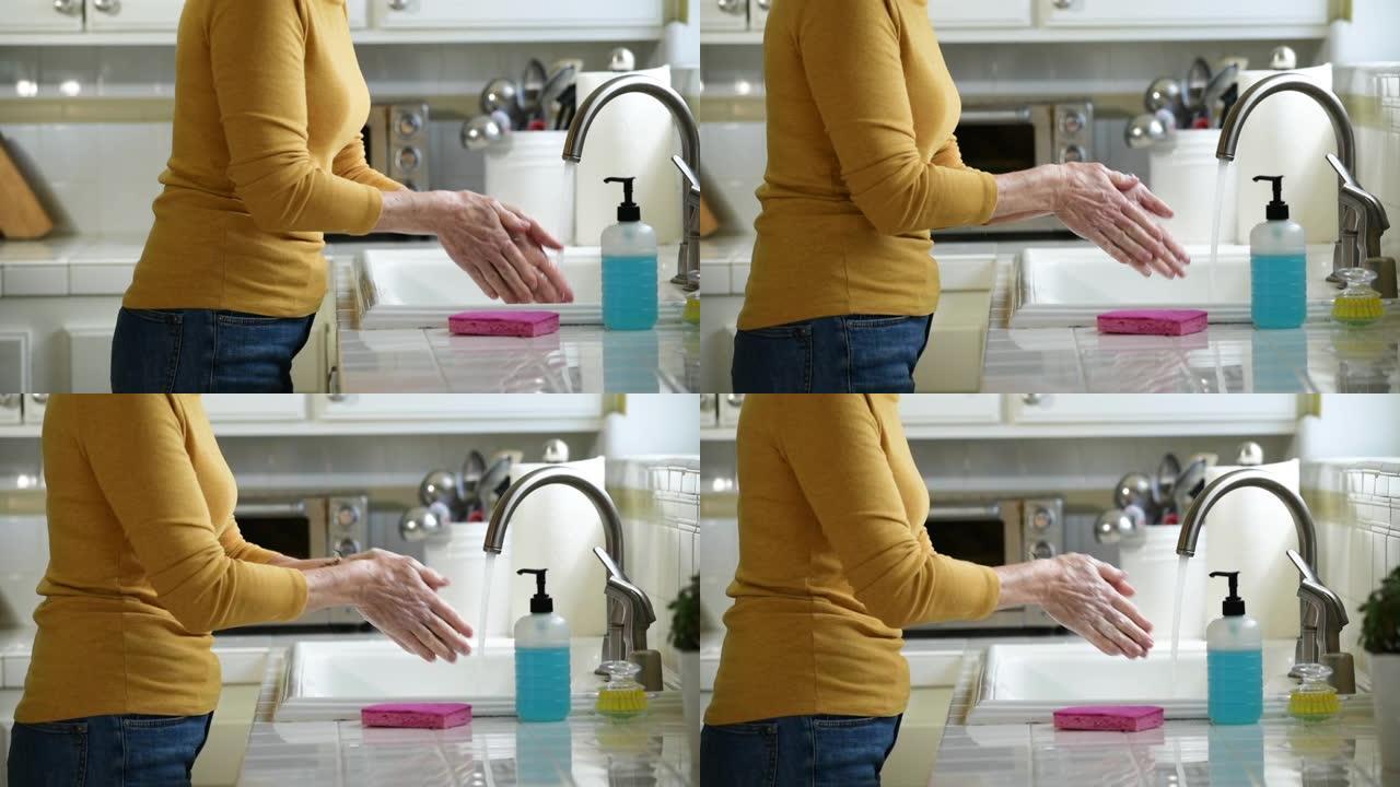女人在厨房水槽里洗手